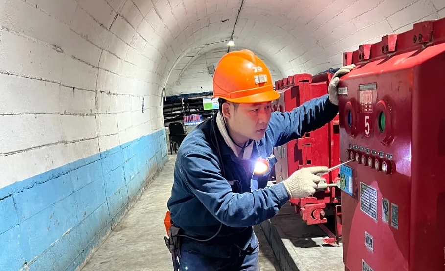 王相玉 公司優(yōu)秀共產(chǎn)黨員標兵、榮華一礦機電區(qū)區(qū)長