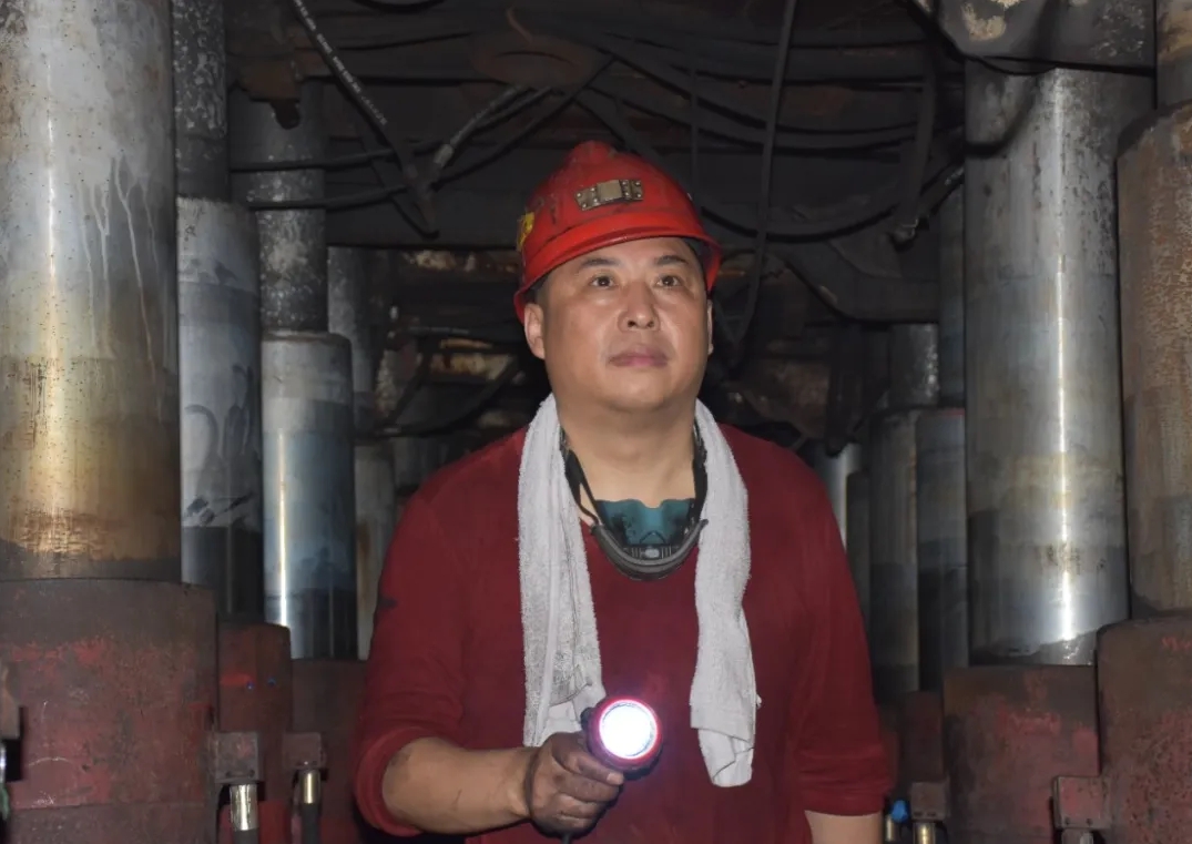 禚照民 公司優(yōu)秀共產(chǎn)黨員標(biāo)兵、城山礦145綜采隊(duì)隊(duì)長